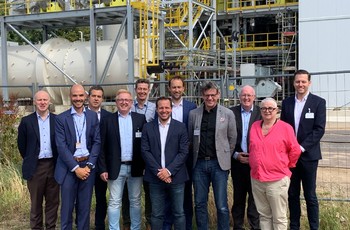 Vertreter von SABIC, Plastic Energy, Siemer, Landbell und Source One vor der fortschrittlichen Recycling-Anlage von SABIC und Plastic Energy in Geleen (NL)