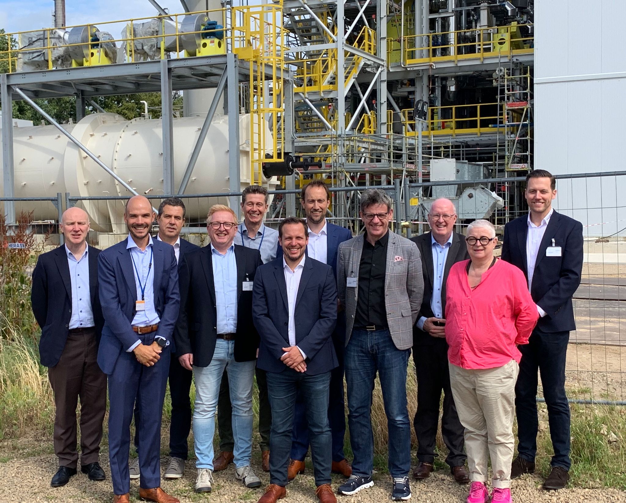 Vertreter von SABIC, Plastic Energy, Siemer, Landbell und Source One vor der fortschrittlichen Recycling-Anlage von SABIC und Plastic Energy in Geleen (NL)